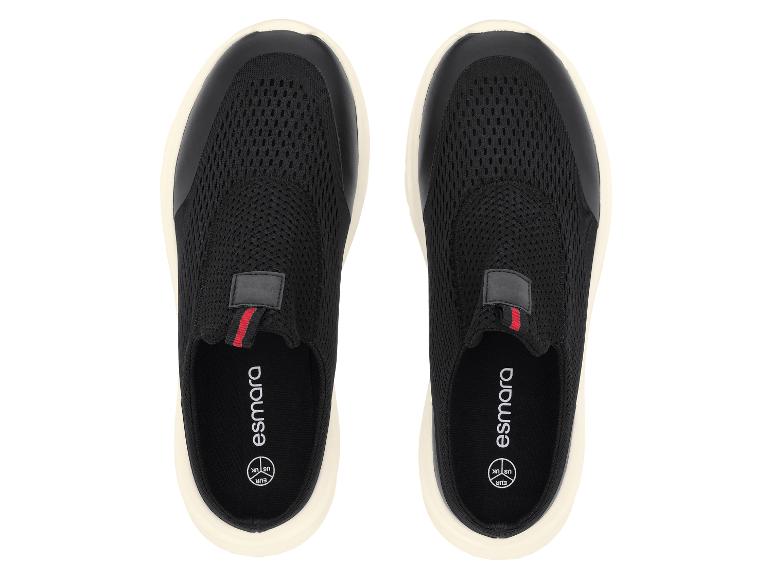 Une paire de baskets noires avec des détails rouges et blancs, vue de dessus.