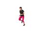 Femme courant vêtue d'un t-shirt et leggings rose.