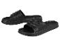 Deux paires de tongs noires.