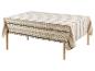 Nappe rayée beige et bleue sur une table en bois.