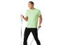 Homme faisant des exercices avec des élastiques de fitness et portant un t-shirt vert.