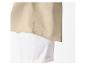 Bas d'une chemise beige sur un short blanc