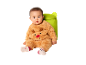 Bébé dans une combinaison en peluche marron avec motif renne