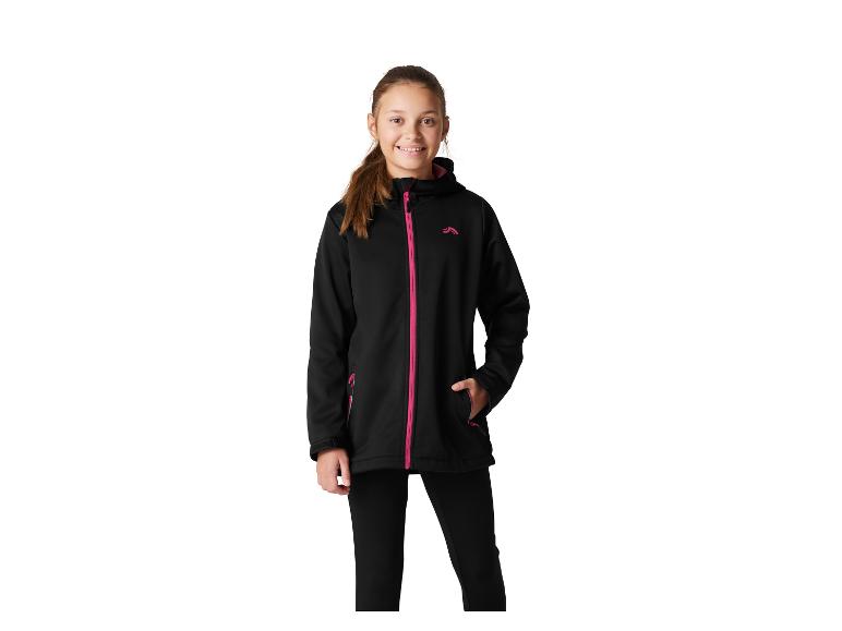 Fille souriante en veste softshell noire et rose et pantalon noir