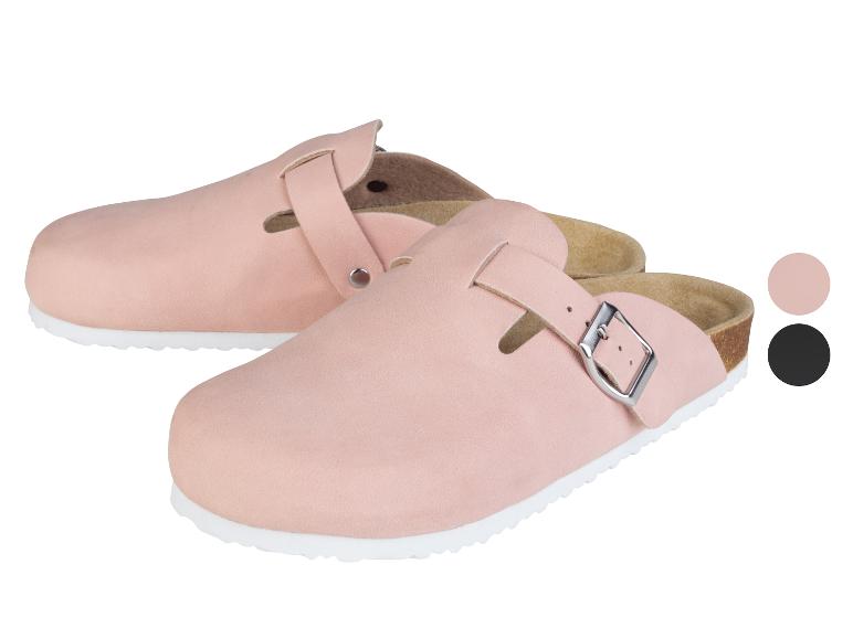 Deux sandales roses à boucle, de style Birkenstock.