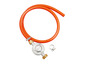 Un tuyau à gaz orange avec un régulateur et des colliers de serrage
