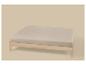 Drap-housse marron clair sur un cadre de lit en bois.
