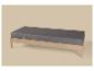 Banc en bois clair avec un coussin gris texturé sur un fond beige.