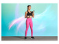 Une femme en leggings roses et un soutien-gorge de sport noir s'entraîne avec des haltères.