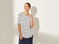 Femme portant un t-shirt à rayures et une jupe bleu marine.