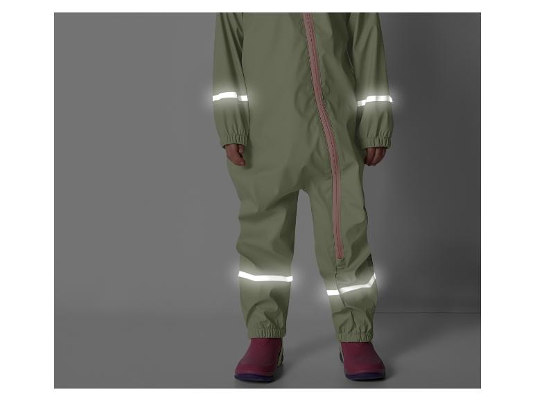 Pantalon de pluie vert avec des détails réfléchissants.