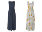 Deux robes longues, une bleu foncé et une bleu clair à fleurs.