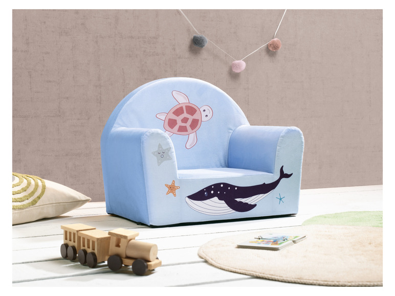 Un fauteuil enfant bleu avec un motif baleine et tortue.