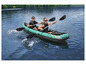 Deux personnes pagayant dans un kayak gonflable Intex.