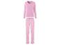 Un pyjama rose avec un pantalon rayé