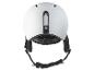 Un casque de ski blanc avec des sangles et une boucle noires.