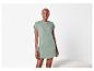 Robe chemise et vêtements de nuit, style minimaliste.