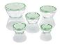 Quatre bols en verre avec des couvercles verts.