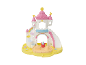 Château de sable jouet rose et blanc avec toboggan, seau et pelle.