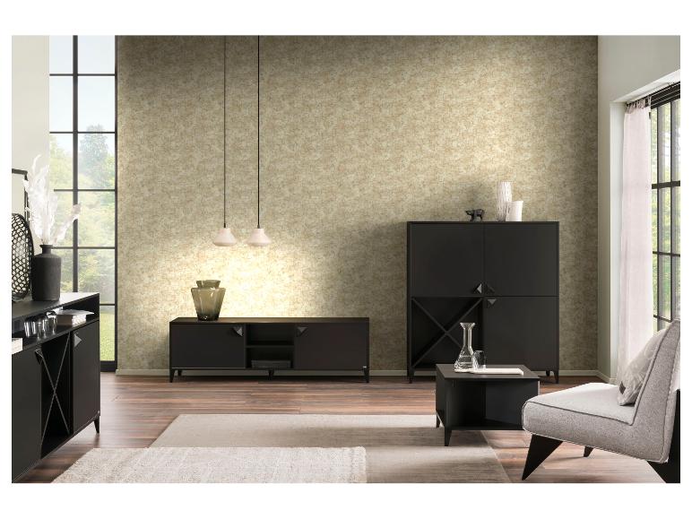 Salon moderne avec des meubles noirs, du papier peint texturé et de grandes fenêtres.