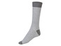 Une chaussette grise avec des rayures blanches.