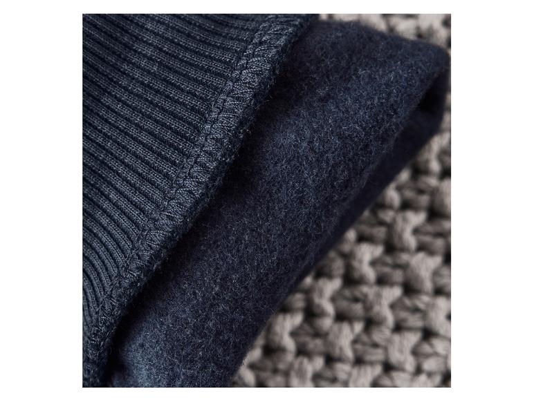 Détail d'un pull en laine bleu.