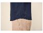 T-shirt bleu marine et pantalon beige
