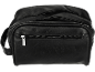 Trousse de toilette en cuir noir avec fermetures éclair et poignée.