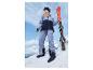 Fille en veste et pantalon de ski tenant des skis sur un sommet enneigé.