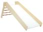 Un toboggan en bois avec un mur d'escalade pour enfants.