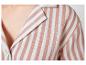 Chemise rayée rose et blanche en tissu léger.