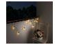 Une guirlande lumineuse avec des ampoules, suspendue à un balcon.