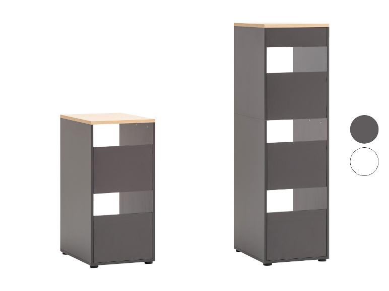 Deux unités de rangement modulaires gris foncé avec des plateaux en bois clair, une courte et une haute.
