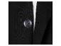 Gros plan sur un bouton et la texture du tissu d'un blazer noir.