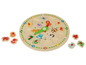 Une horloge en bois jouet avec des personnages d'animaux et des chiffres pour apprendre à compter.