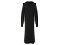 Une robe en tricot noire à manches longues.