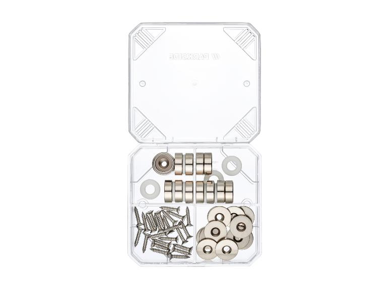 Boîte en plastique transparent avec vis, rondelles et roulements métalliques.