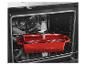 Cocotte en fonte rouge dans un four sur une grille