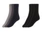 Des chaussettes noires et grises.