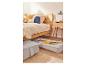 Rangements textiles sous un lit, style bohème.