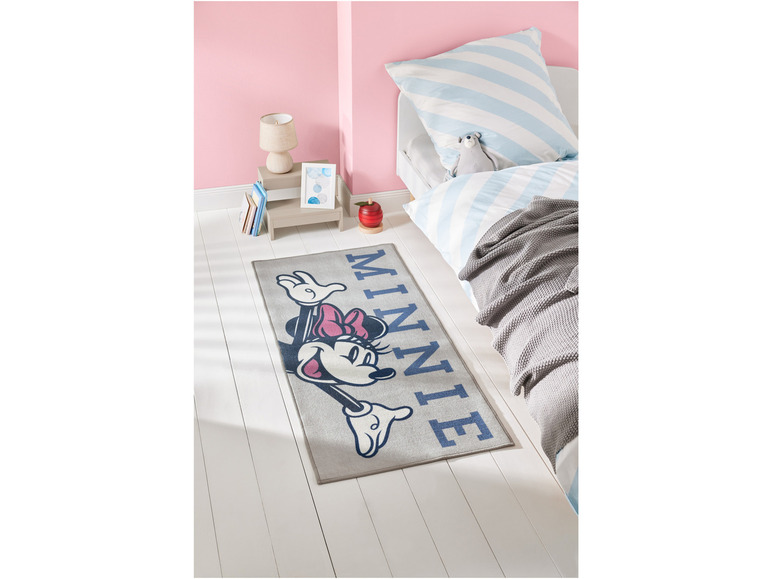 Un tapis gris avec un motif Minnie Mouse.