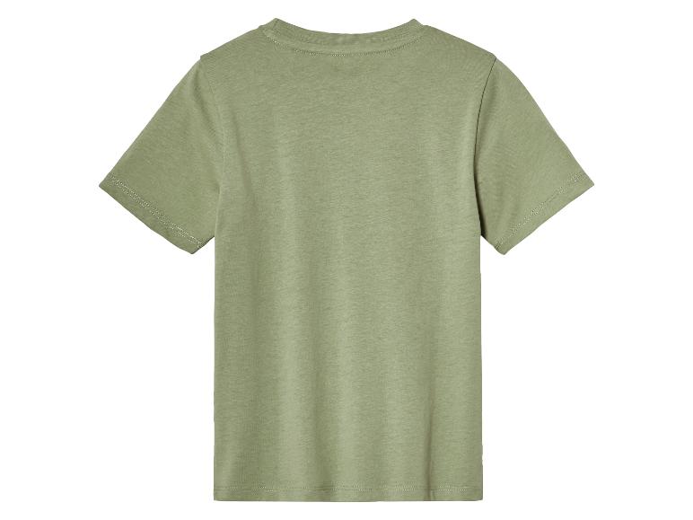 Un t-shirt vert clair à manches courtes.