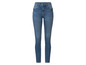 Un jean skinny bleu pour femme.