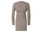 Une robe en maille beige à manches longues.