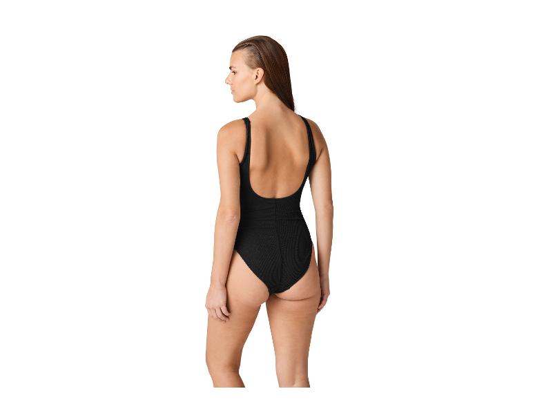 Femme en maillot de bain noir, vue de dos