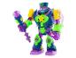 Un robot jouet violet et vert avec un bâton.