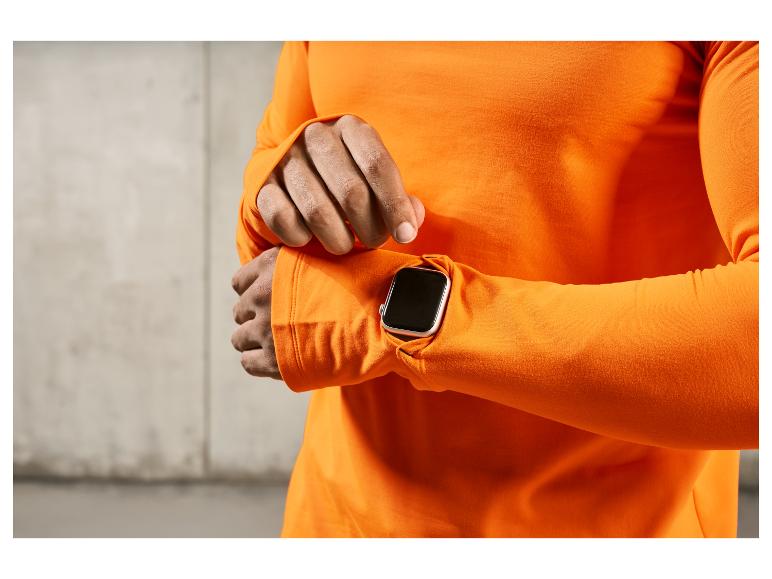 Un homme portant un t-shirt orange et une Apple Watch.