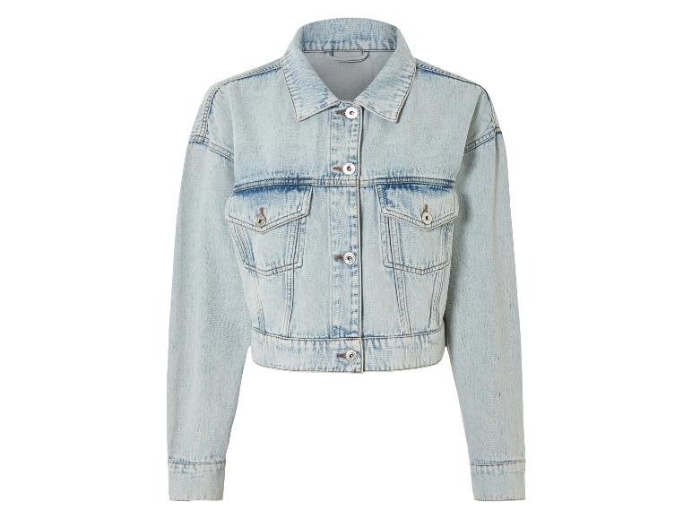 Une veste en jean bleu clair à manches longues.