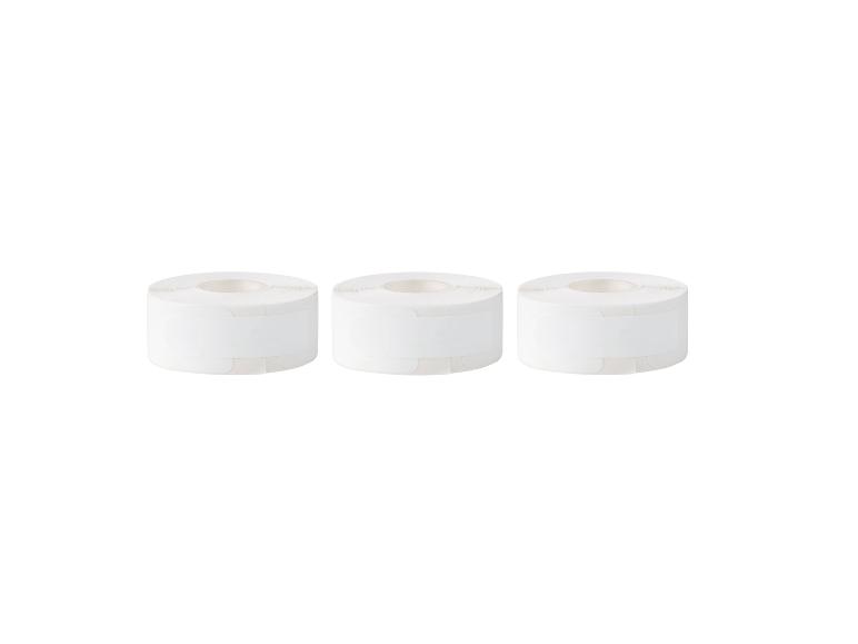 Trois rouleaux d'étiquettes adhésives blanches sur fond blanc.