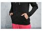 Un sweat-shirt à capuche noir zippé et un pantalon rose.